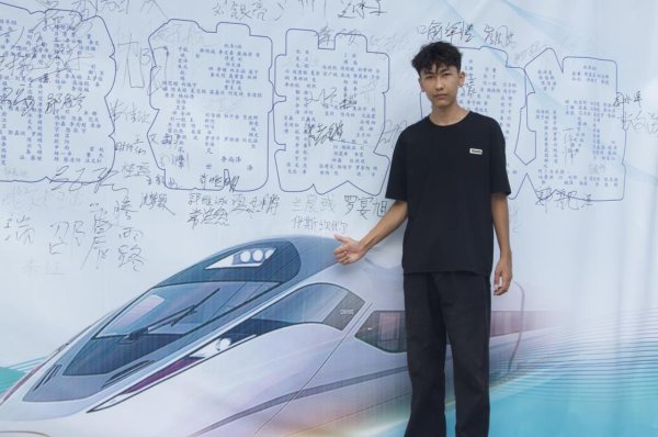 丰泰优配 横跨大半个中国, 他独自一人来汉报到